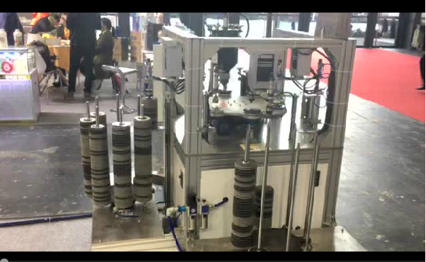 鄭州豐宏機械全自動百葉片成型機上海五金展會現場工作視頻